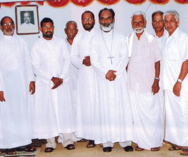 കുടുംബയോഗം   ഉദ്ഘാടനം ചെയ്തപ്പോൾ ഭാരവാഹികൾ ബിഷപ്പ് വാണിയപ്പുരക്കൽ പിതാവിനൊപ്പം വൈദികരും ഇടത്തു നിന്നു ഫാ  അഗസ്റ്റിൻ പടിഞ്ഞാറേക്കുറ്റ്,  ഫാ   ജോസഫ് പടിഞ്ഞാറേക്കുറ്റ്,  ഫാ  ഫിലിപ്പ് ഇരട്ട മാക്കിൽ,  ഫിലിപ്പ് മലയിൽ മുത്തോലപുരം,ഫാ സെബാസ്റ്റ്യൻ പടിഞ്ഞാറേക്കുറ്റ്   നെയ്യശ്ശേരി, ഉഘാടകൻ   റവ. ബിഷപ്പ് മാത്യു വാണിയ കിഴക്കേൽ, ജോസഫ് മലയിൽ മുത്തോലപുരം, പൈലി  വേങ്ങച്ചുവട്ടിൽ ,പ്രസി ഡൻ്റ് പൗലോസ് പടിഞ്ഞാറേക്കുറ്റ്, സെക്രട്ടറി  ജോയി വർഗീസ് പടിഞ്ഞാറേക്കുറ്റ് പുതുവേലി എന്നിവർ ഫാ  തിയോഫിലോസ് നഗർ വേദിയിൽ മുത്തോലപുരം